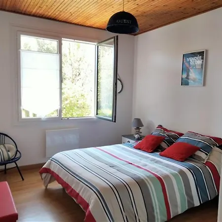 Maison Familiale Avec Jardin, Parking Prive Et Wifi Aux Sables-d'olonne - Fr-1-331-35 Hébergement de vacances *