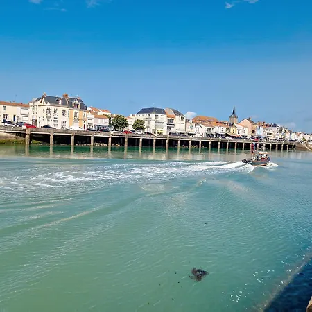 Maison Familiale Avec Jardin, Parking Prive Et Wifi Aux Sables-d'olonne - Fr-1-331-35